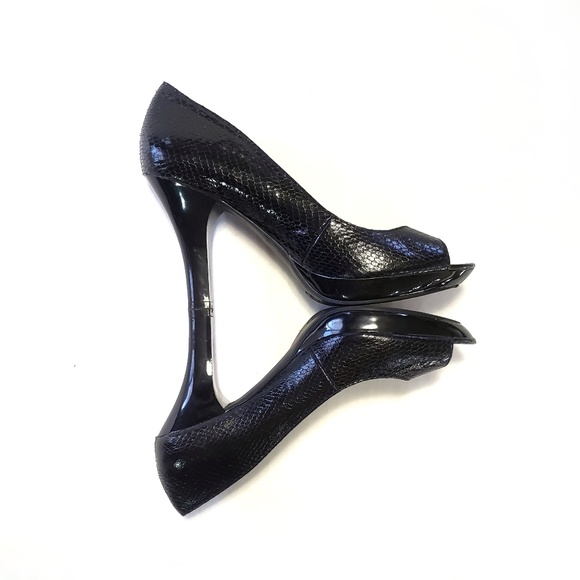 8.5 Fergalicious Faux Snake Vegan Patent Heel - Picture 2 of 8